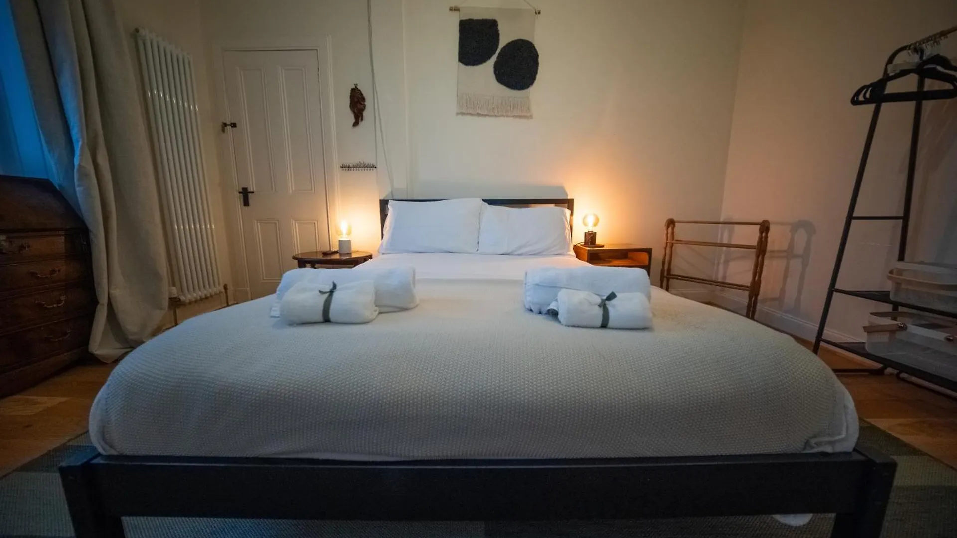 Spacious Flat, Close To The City Centre With Scenic Views 에든버러 0*,  영국